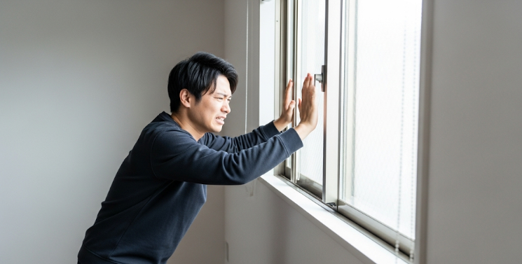 窓が固くて開かない問題を解決する方法や交タイミングについて
